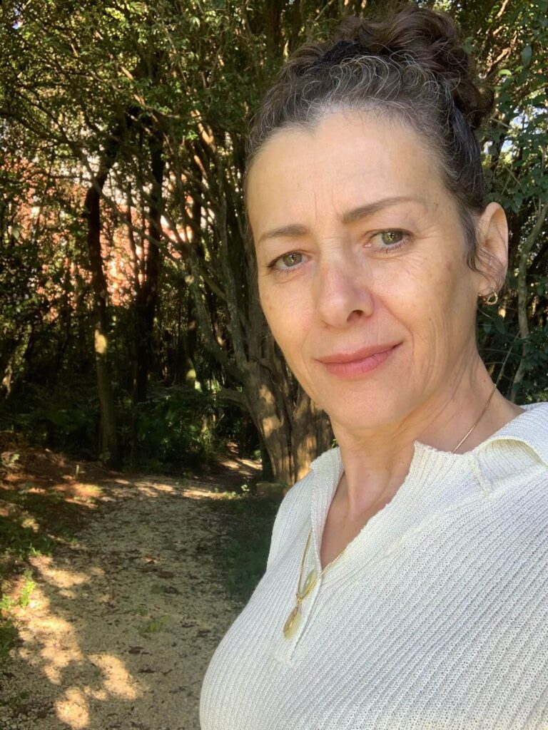 Imagem da Massoterapeuta Sandra em um Bosque